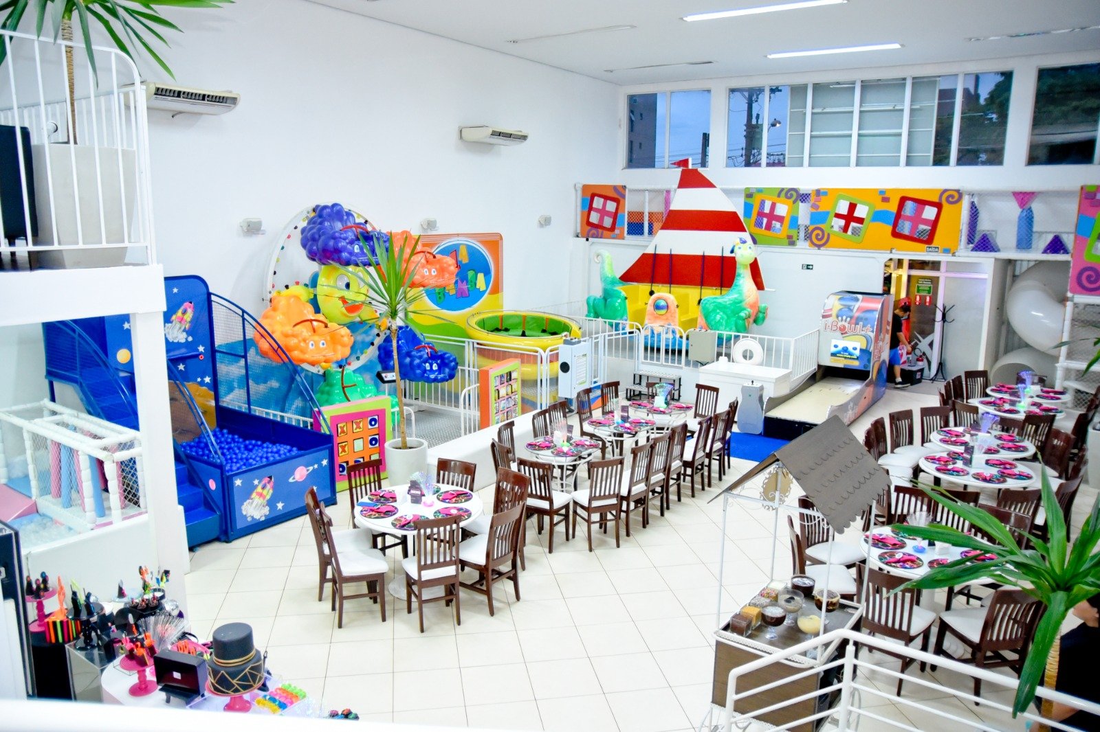 Salão e área de brinquedos da Estação Cambuí